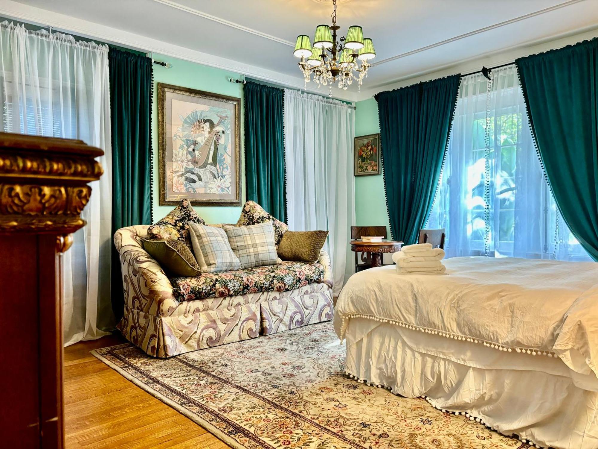 Hollywood Guest house