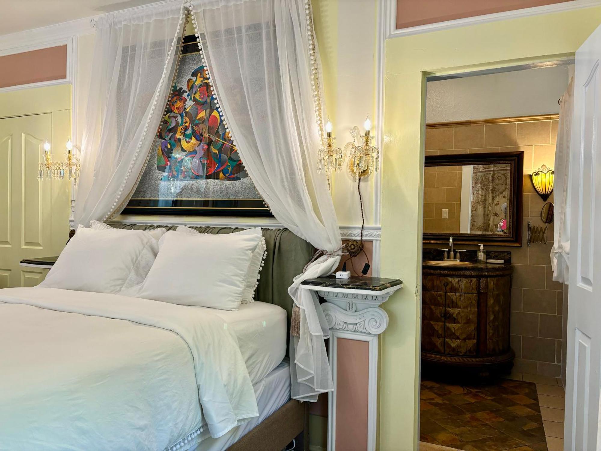 Hollywood Guest house *