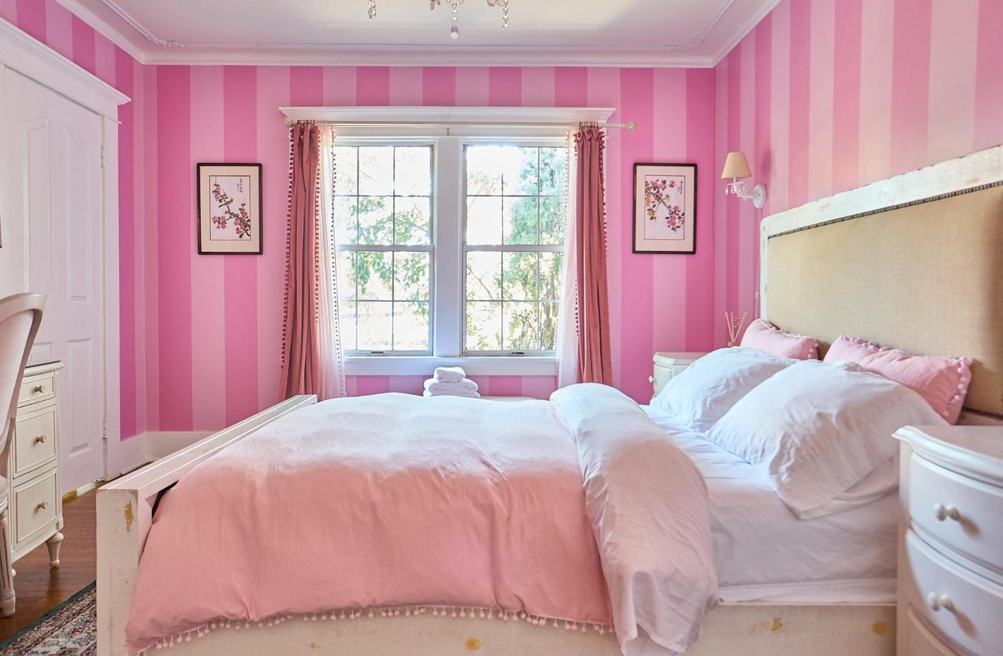 Hollywood Guest house *